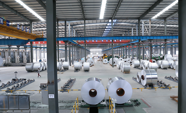 لفة الألومنيوم الصناعي في المخزون